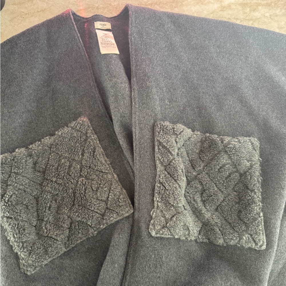 Fendi Wool Poncho with logo pockets - Picture 4 of 4